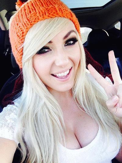 Jessica Nigri taking a selfie
