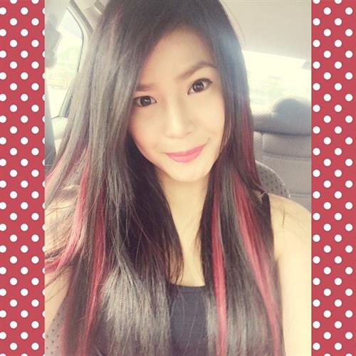 Myrtle Sarrosa taking a selfie