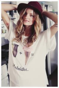 Pregnant Amanda Booth - At home - June 14, 2014  