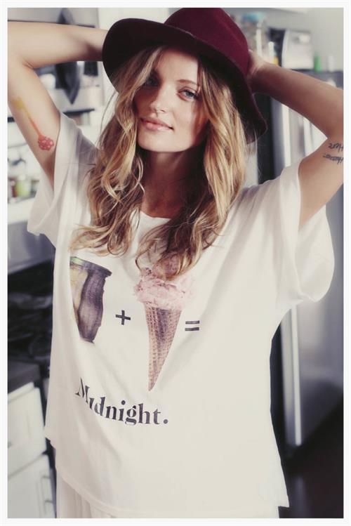 Pregnant Amanda Booth - At home - June 14, 2014  