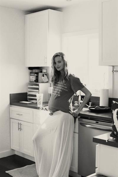 Pregnant Amanda Booth - At home - June 14, 2014  