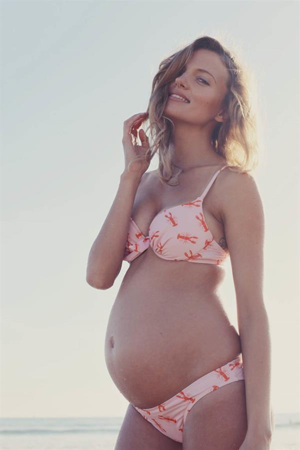 Pregnant Amanda Booth - At home - June 14, 2014  