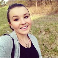 Torri Webster taking a selfie