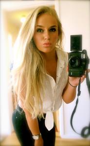 Anna Nyström taking a selfie