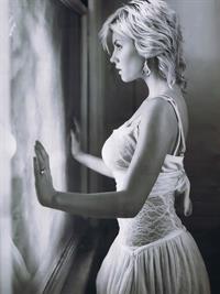 Elisha Cuthbert in lingerie