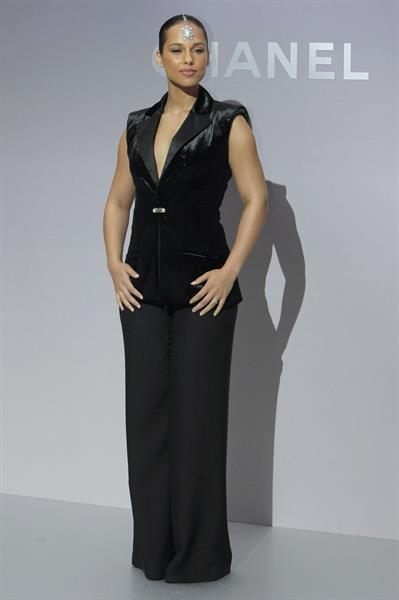 Alicia Keys attends Chanel Ready to Wear Fall Winter 2012 and Fashion House presentation on March 6, 2012