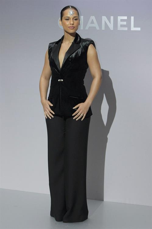 Alicia Keys attends Chanel Ready to Wear Fall Winter 2012 and Fashion House presentation on March 6, 2012