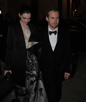 Anne Hathaway enters Kennedy Center for rehearsals on December 3, 2011
