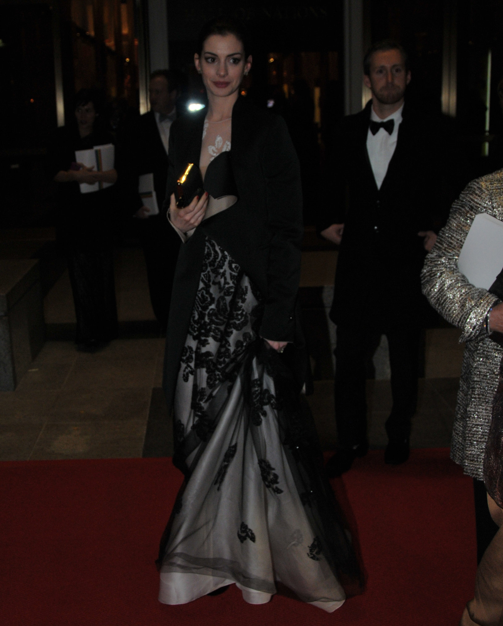 Anne Hathaway enters Kennedy Center for rehearsals on December 3, 2011