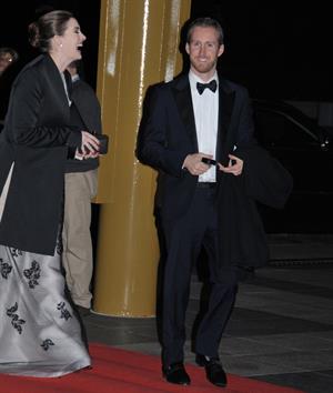 Anne Hathaway enters Kennedy Center for rehearsals on December 3, 2011