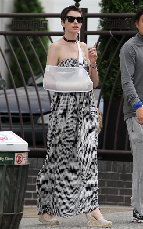Anne Hathaway out for lunch in Brooklyn New York City on May 30, 2012