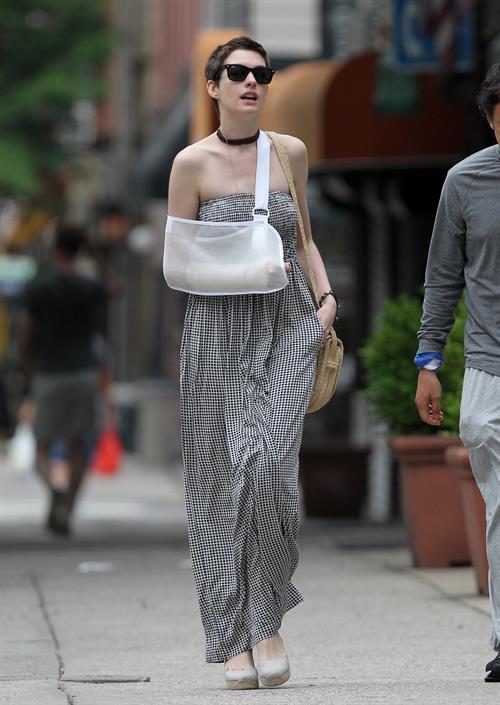 Anne Hathaway out for lunch in Brooklyn New York City on May 30, 2012