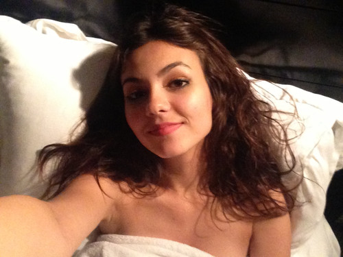 Victoria Justice taking a selfie