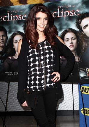 Ashley Greene Twilight Saga Eclipse signing Best Buy in New York on December 17, 2010