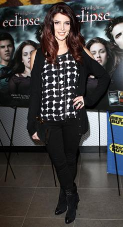 Ashley Greene Twilight Saga Eclipse signing Best Buy in New York on December 17, 2010