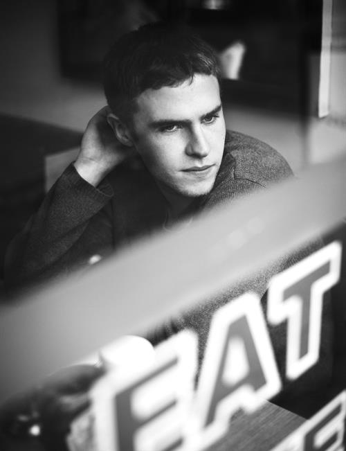 Iain De Caestecker