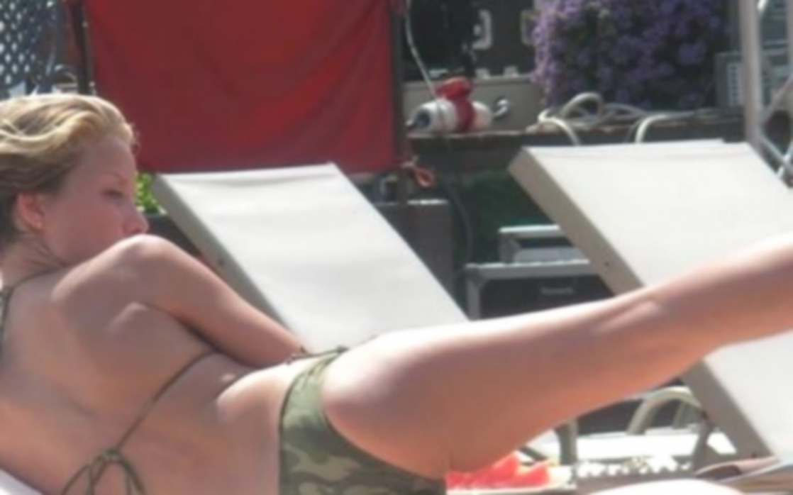 Bade Iscil in a bikini