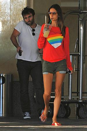 Alessandra Ambrosio in Santa Monica 29.09.11
