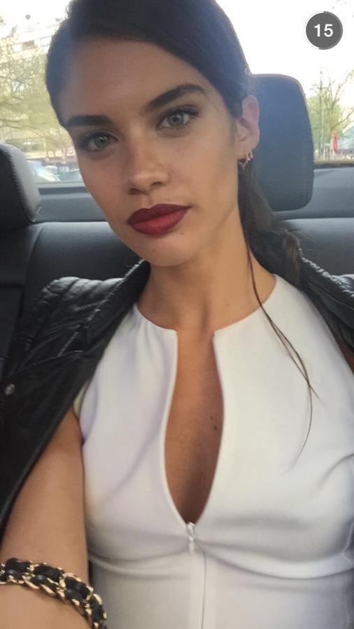 Sara Sampaio taking a selfie