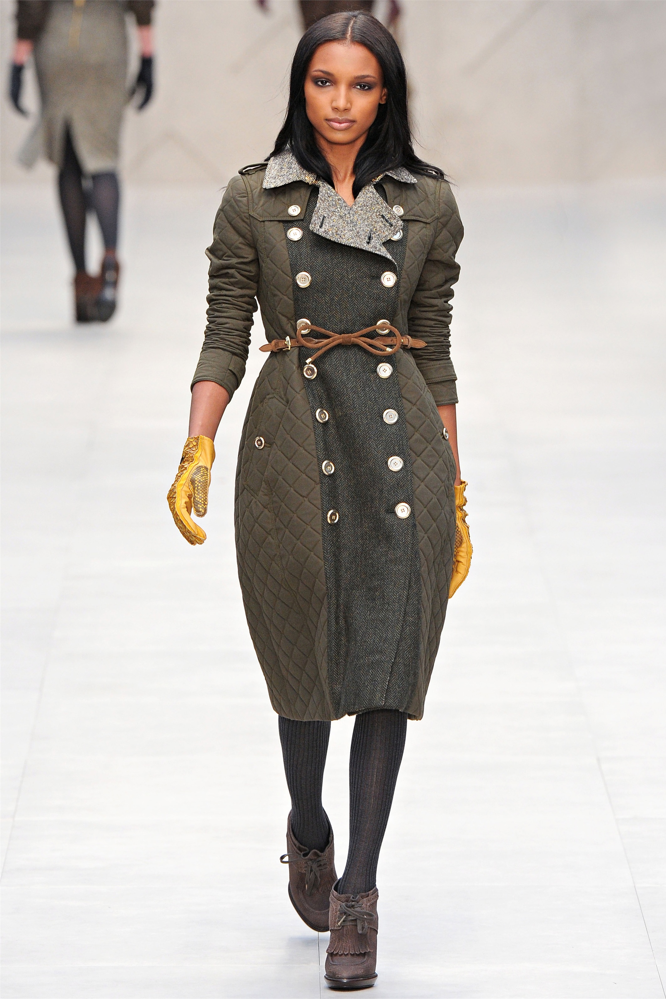 Верхняя одежда осень 2023. Burberry Prorsum коллекция 2022. Burberry Prorsum 2012 Trench. Стиль милитари Burberry 2020. Burberry Prorsum 2021 одежда.