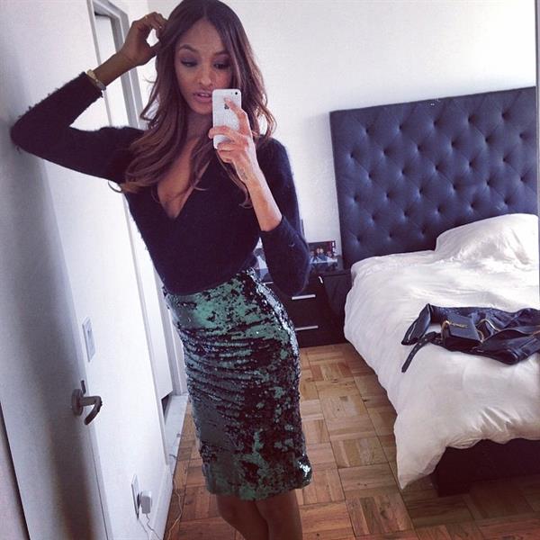 Jourdan Dunn taking a selfie