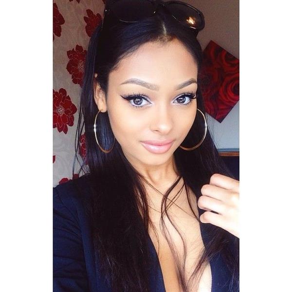 Jayde Pierce taking a selfie