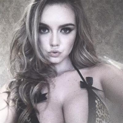 Lauren Hanley taking a selfie