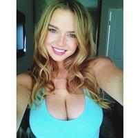 Lauren Hanley taking a selfie