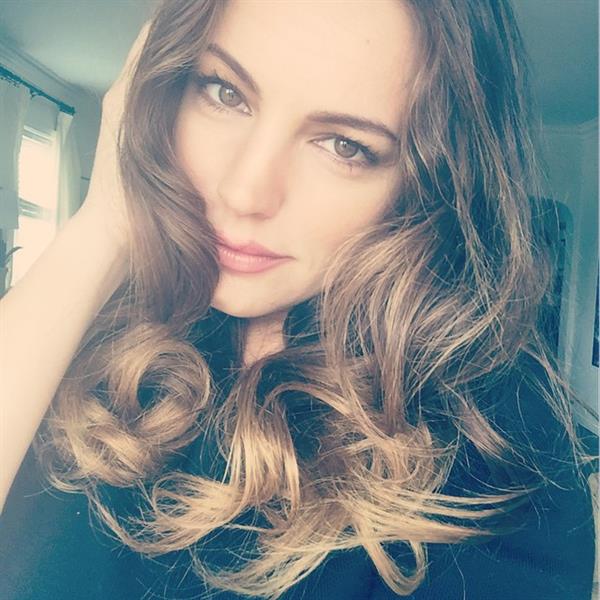 Kelly Brook taking a selfie