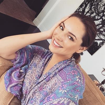 Kelly Brook taking a selfie