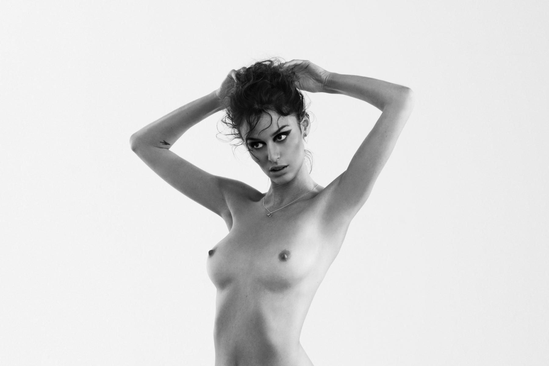 Nicole Trunfio Nude Pictures. 