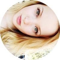 Dove Cameron taking a selfie