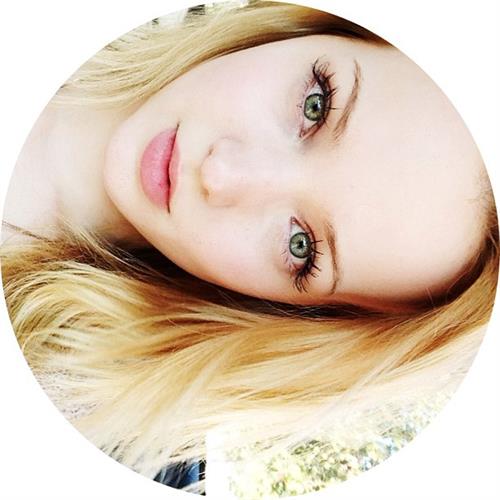 Dove Cameron taking a selfie