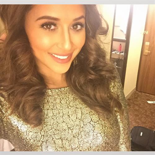 Tianna Gregory taking a selfie