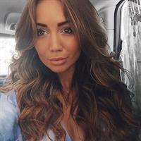 Pia Muehlenbeck taking a selfie