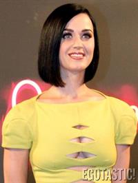 Katy Perry in a yellow dress for “Part of Me” 3D in Rio