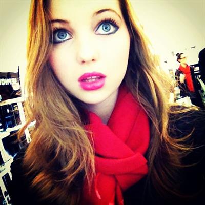 Stella Hudgens taking a selfie