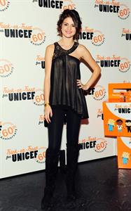 Selena Gomez trick or treat for Unicef Acoustic Concert at the Roxy October 26, 2010 