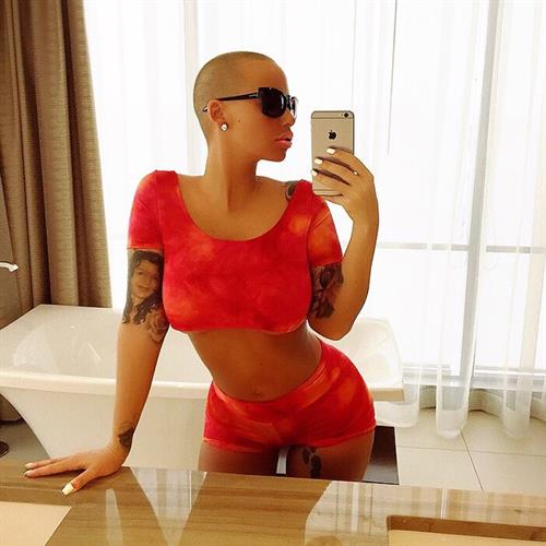 Amber Rose taking a selfie
