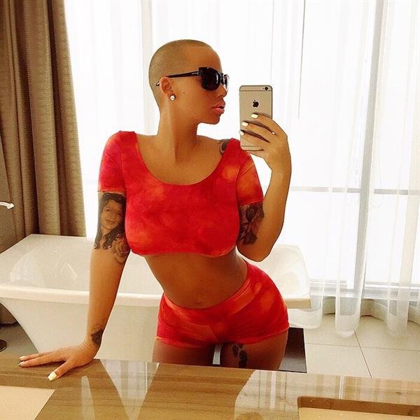 Amber Rose taking a selfie