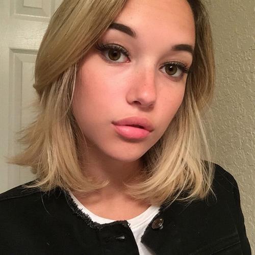 Sarah Snyder taking a selfie