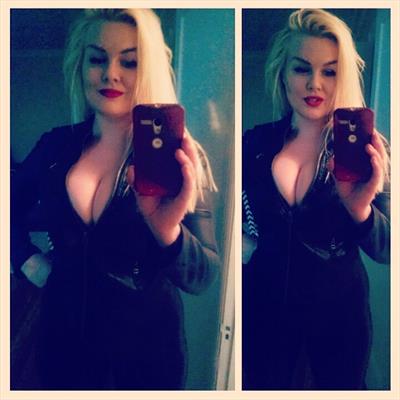 Lilli Luxe taking a selfie