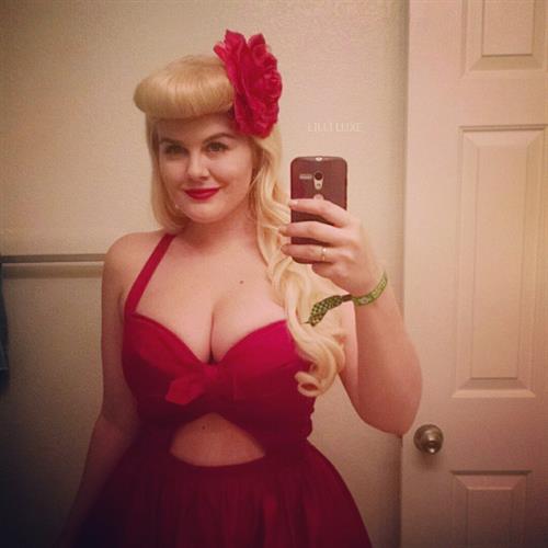 Lilli Luxe taking a selfie