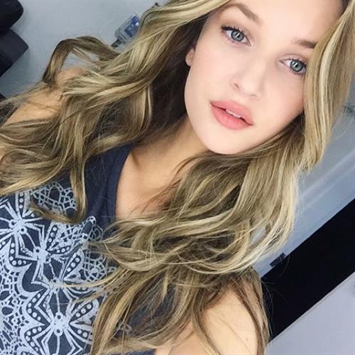 Ariane Fournier taking a selfie