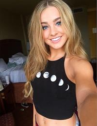 Kaila Loranne taking a selfie