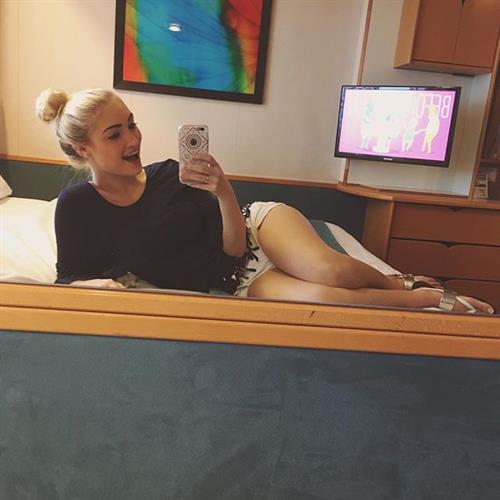 Anna Faith Carlson taking a selfie