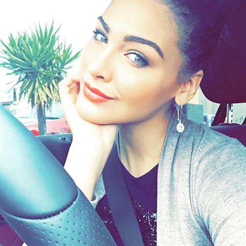 Migbelis Lynette Castellanos taking a selfie