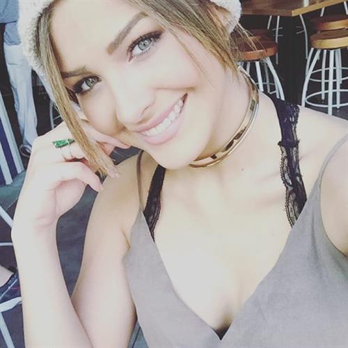 Migbelis Lynette Castellanos taking a selfie