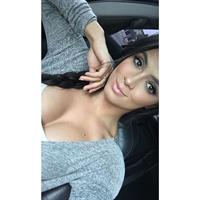 Franciele Medeiros taking a selfie