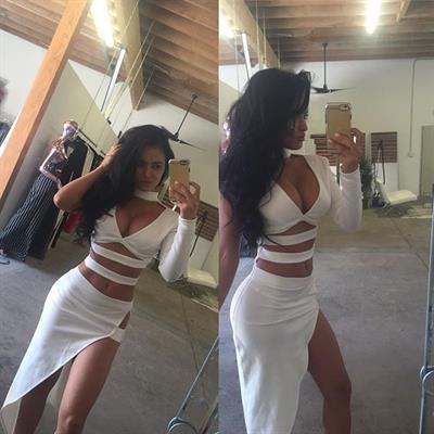 Franciele Medeiros taking a selfie